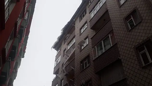 Ağrı'da çatılarda asılı kalan buz kütleleri kırılıyor