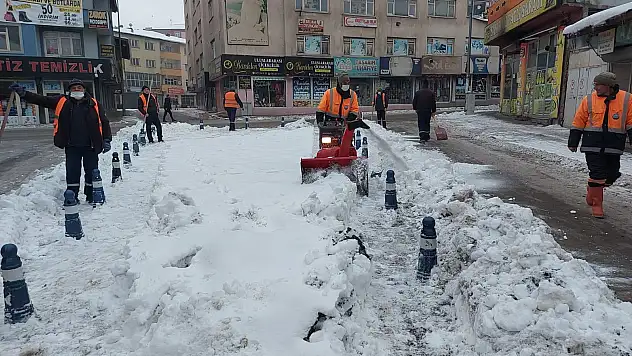 Ağrı'da cadde ve sokaklarda biriken kar birikintileri temizleniyor