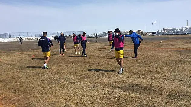Ağrıspor Yüksekova'dan güle oynaya dönüyor