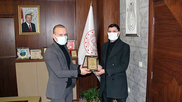 Ağrı Milli Eğitim Müdürü Tekin'den Cafer Canşi'ye plaket
