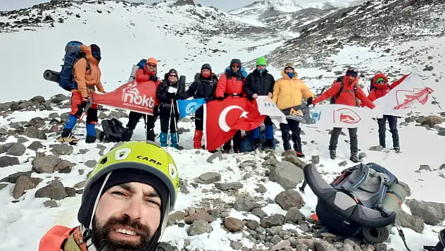 Ağrı Dağına tırmanırken fırtınaya yakalanan dağcılar yaşadıkları zor anları anlattı