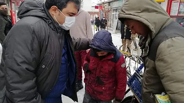 Kaymakam Balcı'dan ayakkabı boyacılarına eğitim desteği