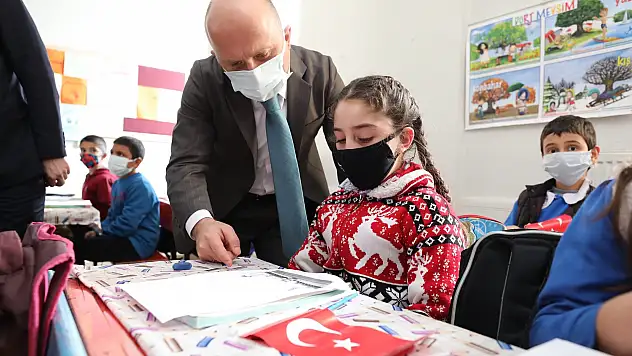 Vali Varol yüz yüze eğitimin ilk gününde öğrencilerle bir araya geldi