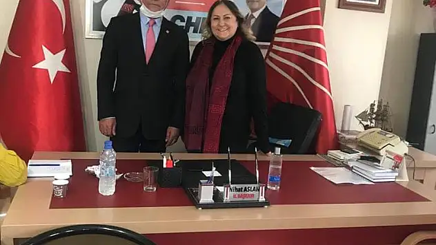 CHP Kadın Kolları Genel Başkan Yardımcısı Ayten Gülsever partisinin Ağrı il binasını ziyaret etti