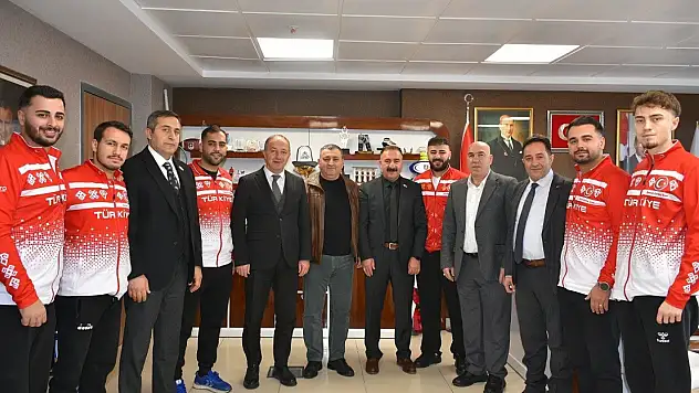 A Milli Erkek Curling Takımı Avrupa Üçüncüsü, Erzurum'da İl Müdürü Çakmur'u Ziyaret Etti