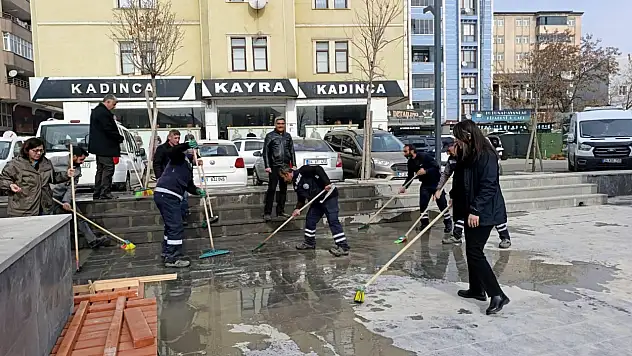 Açılışa saatler kala Başkan Aras temizlik çalışmalarına katıldı
