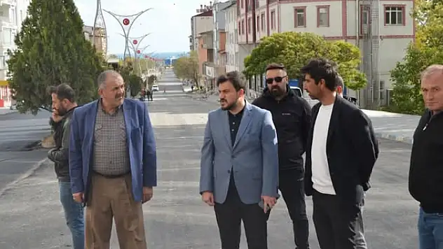 Adilcevaz Belediyesi, Recep Tayyip Erdoğan Bulvarı'nda Asfalt Çalışmalarını Sürdürüyor