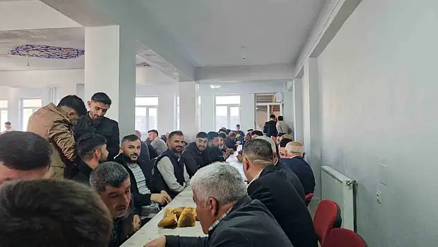 Adilcevaz'da gelenek bozulmadı bayram sofrası yine doldu taştı