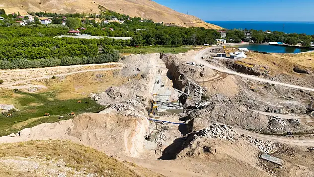 Adilcevaz'da Hayvan İçme Suyu Göleti Çalışmaları Devam Ediyor