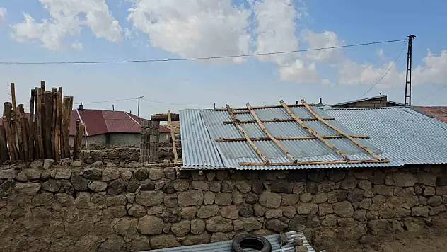Adilcevaz'da Hortum, Çatıları Havada Uçurdu