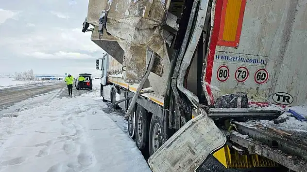 Adilcevaz'da iki tır çarpıştı, kağıt balyaları yola savruldu