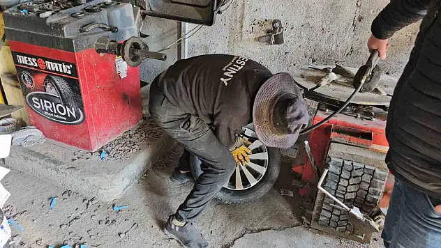 Adilcevaz'da Kış Lastiği Fırtınası: Araç sahipleri lastikçileri doldurdu