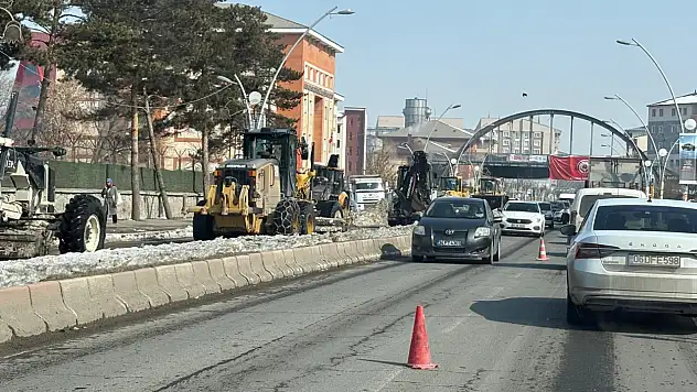 Ağrı'da Kar Temizliği Trafiği Kilitledi