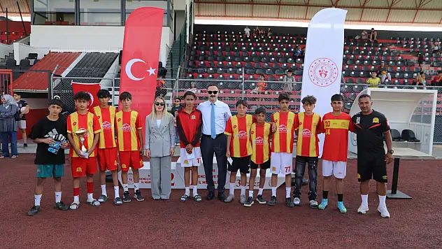 AGAH futbol turnuvası Doğubayazıt'ta ödül töreniyle sona erdi