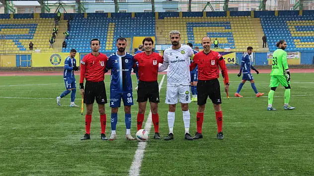 Ağrı 1970 Spor, taraftar desteğiyle sahada mücadele etti 1 puanı kaptı