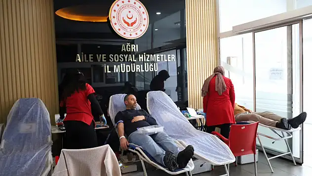 Ağrı Aile ve Sosyal Hizmetler çalışanları Kızılay'a destek verdi
