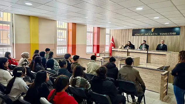 Ağrı Barosu lise öğrencileriyle kariyer seminerinde buluştu