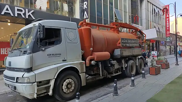 Ağrı Belediyesi, kanal ve rögar temizliğine hız verdi