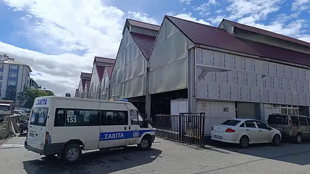 Ağrı Belediyesi sebze pazarının çatısını yeniliyor