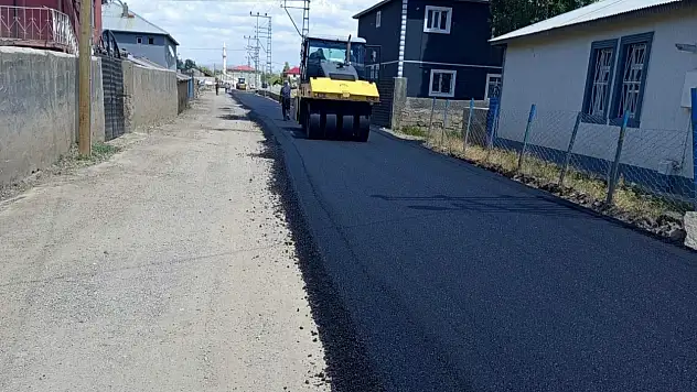 Ağrı Belediyesi sıcak asfalt çalışmalarını sürdürüyor