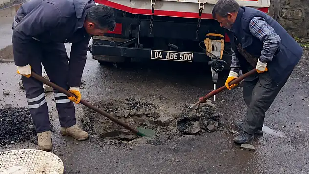 Ağrı Belediyesi taşkın riskine karşı görev başında