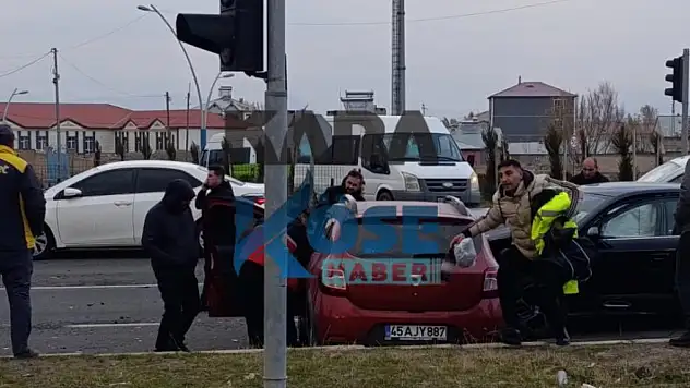 Ağrı çevre yolu girişinde trafik kazası: Ekipler hızla müdahale etti