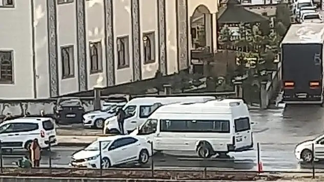Ağrı çevre yolunda iki araç kafa kafaya çarpıştı