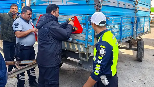 Ağrı'da 100 traktör sürücüsüne hayati uyarı yapıldı