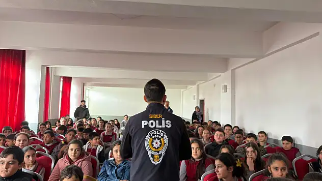 Ağrı'da 150 öğrenciye bilinçli internet kullanımı anlatıldı