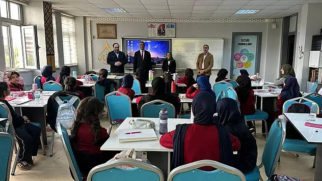 Ağrı'da 25 kız öğrenci hem okuluna devam ediyor hem hafızlık yapıyor