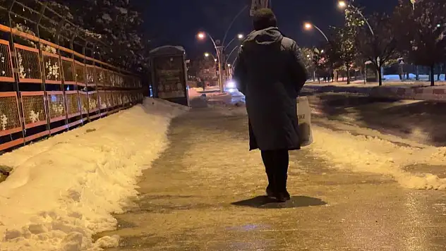 Ağrı'da 28 Şubat gecesi etkili olan soğuk hava hayatı olumsuz etkiledi