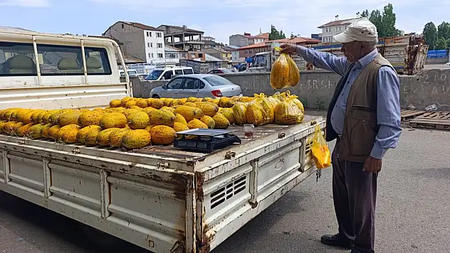 Ağrı'da 3 kavun 150 TL! Kamyonet kasasında mahalle mahalle satılıyor