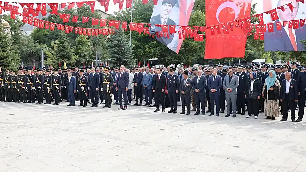 Ağrı'da 30 Ağustos coşkusu: Kent protokolü ve vatandaşlar buluştu