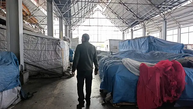 Ağrı'da 6 bin metrekarelik pazarı tek başına koruyor