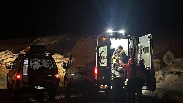 Ağrı'da 66 yaşındaki hasta için zorlu araziyi ve karlı yolları aştılar
