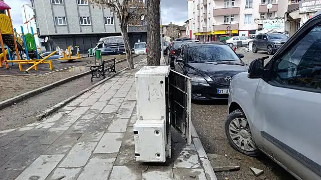 Ağrı'da açık bırakılan trafo tehlike saçıyor
