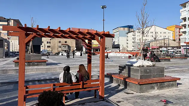 Ağrı'da aileler bayramı Şakiro Kent Meydanı'nda geçirdi