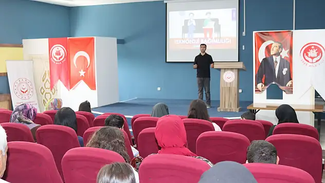 Ağrı'da ailelere teknoloji bağımlılığı eğitimi verildi