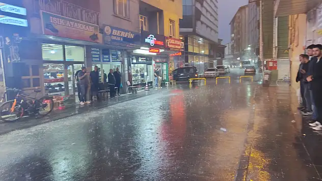 Ağrı'da akşam sağanağı hazırlıksız yakaladı: Vatandaşlar iş yerlerine sığındı