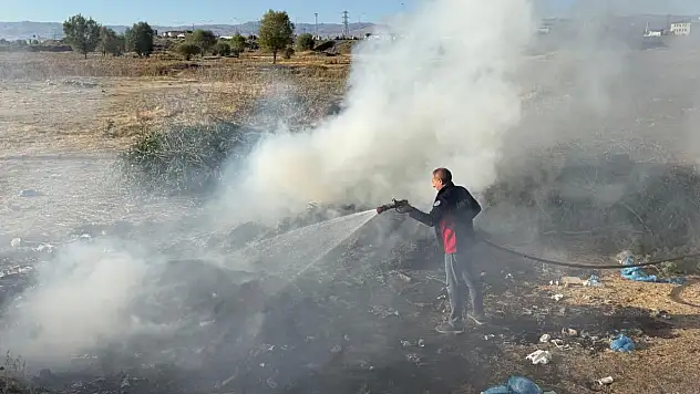 Ağrı'da alev alan saman küle döndü