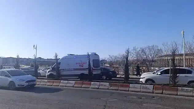 Ağrı'da ambulansa sirenlere rağmen yol verilmedi