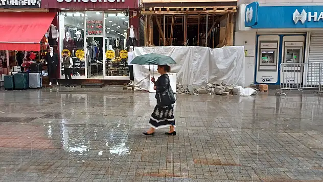 Ağrı'da aniden bastıran sağanak vatandaşları hazırlıksız yakaladı