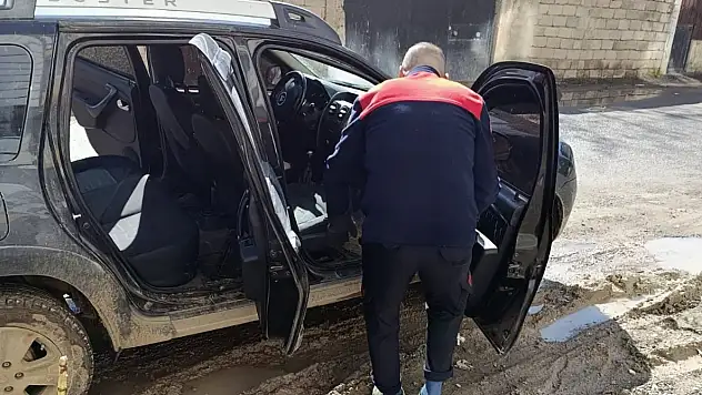 Ağrı'da araç motoruna giren kedi ekipleri harekete geçirdi