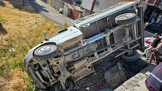 Ağrı'da araç şarampole yuvarlandı: 3 kişi yaralandı
