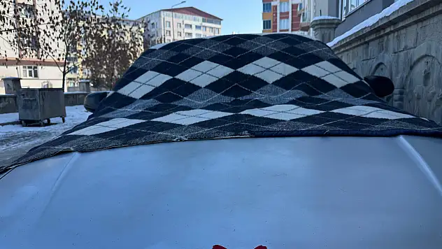 Ağrı'da araçlar battaniye ve naylonlarla korunuyor