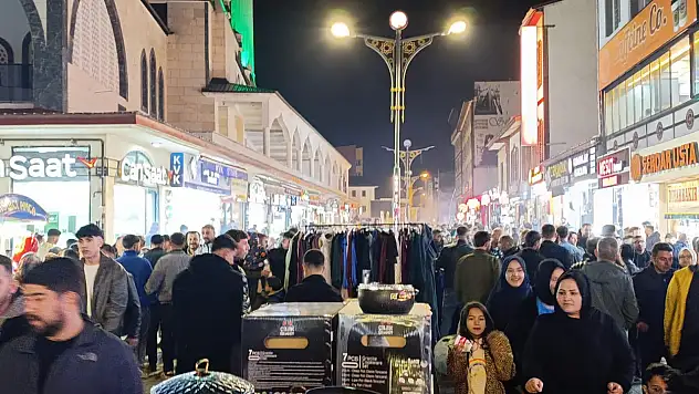 Ağrı'da arefe yoğunluğunda Cumhuriyet Caddesi bayram kalabalığıyla doldu