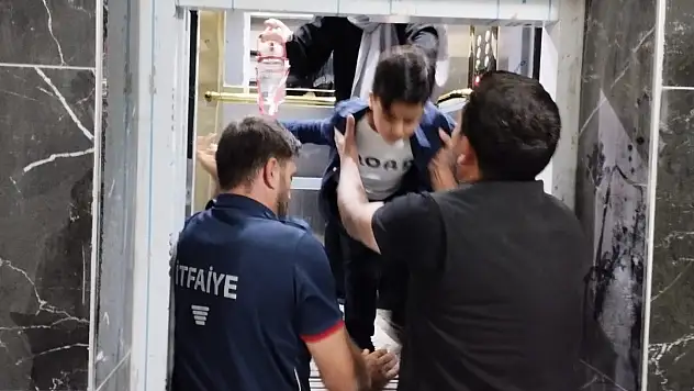 Ağrı'da asansörde mahsur kalan anne ve oğlu kurtarıldı