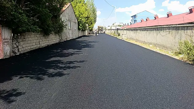 Ağrı'da asfalt mesaisi hız kesmiyor: Cadde ve sokaklar yenileniyor