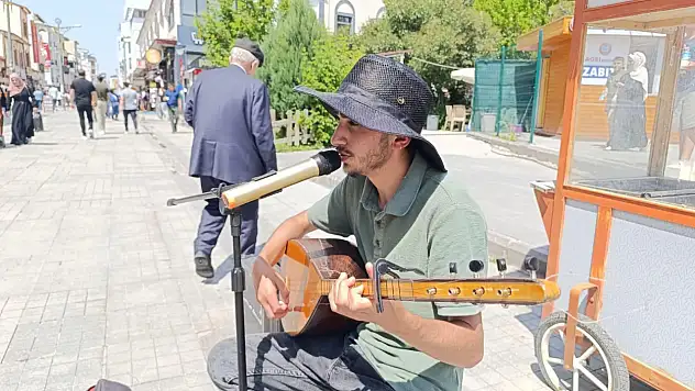 Ağrı'da bağlamasıyla sokakta türkü söyleyen genç, takdir topluyor
