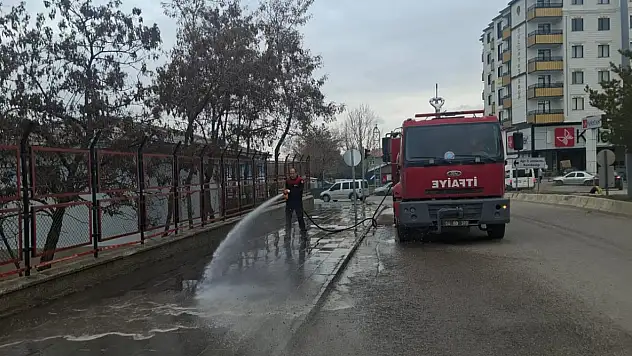 Ağrı'da bahar temizliği başladı! Cadde ve sokaklar yıkanıyor